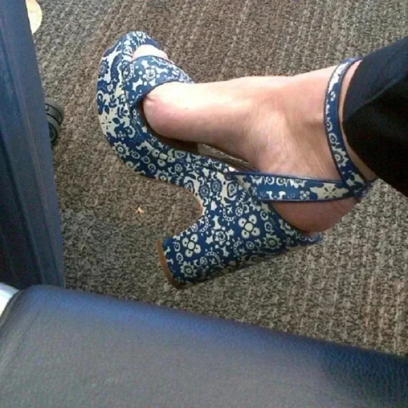 Tabitha Simmons Calla Blue & Ecru Floral Printed Leather Platform Heels Sandals - Picture 2 of 12